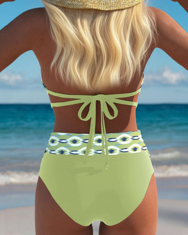 Gemusterter Neckholder-Bikini mit High-Waist Muschelakzent