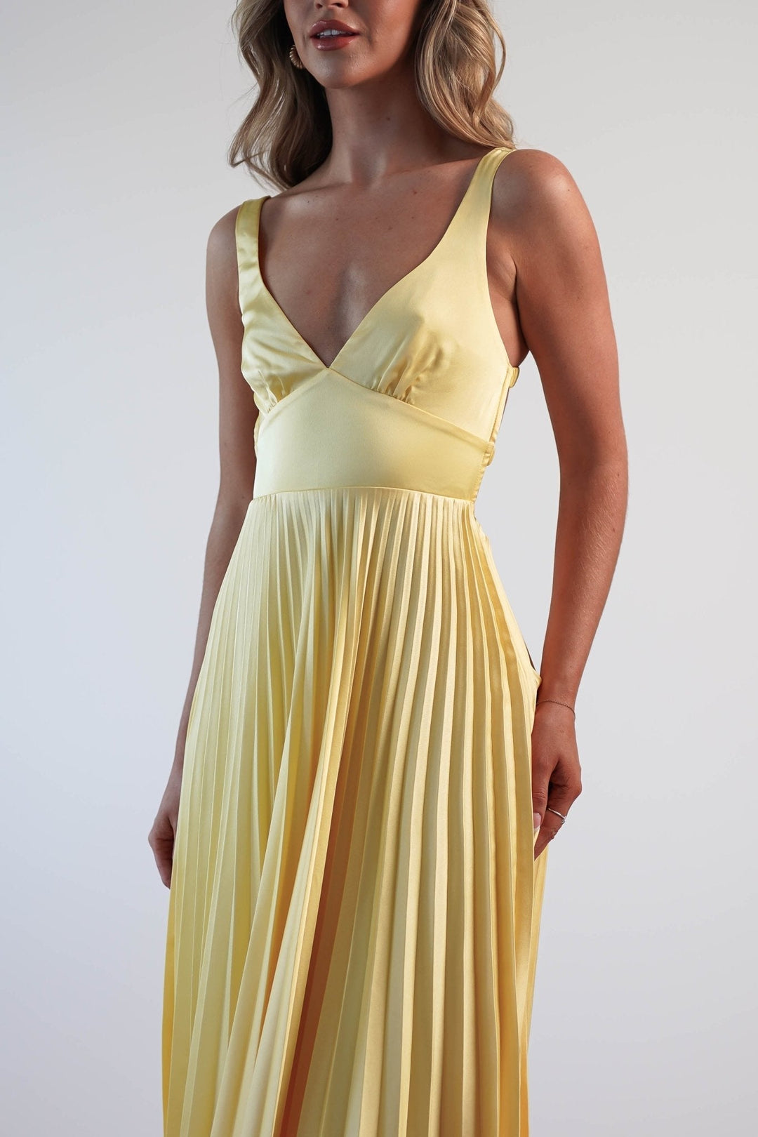 Cleo™ | Elegantes Plissee-Midikleid mit offenem Rücken