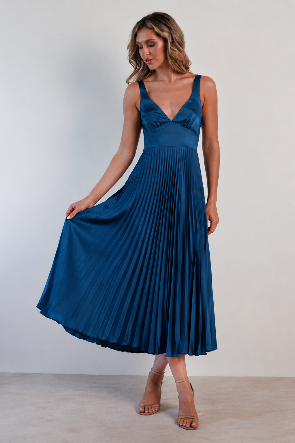 Cleo™ | Elegantes Plissee-Midikleid mit offenem Rücken